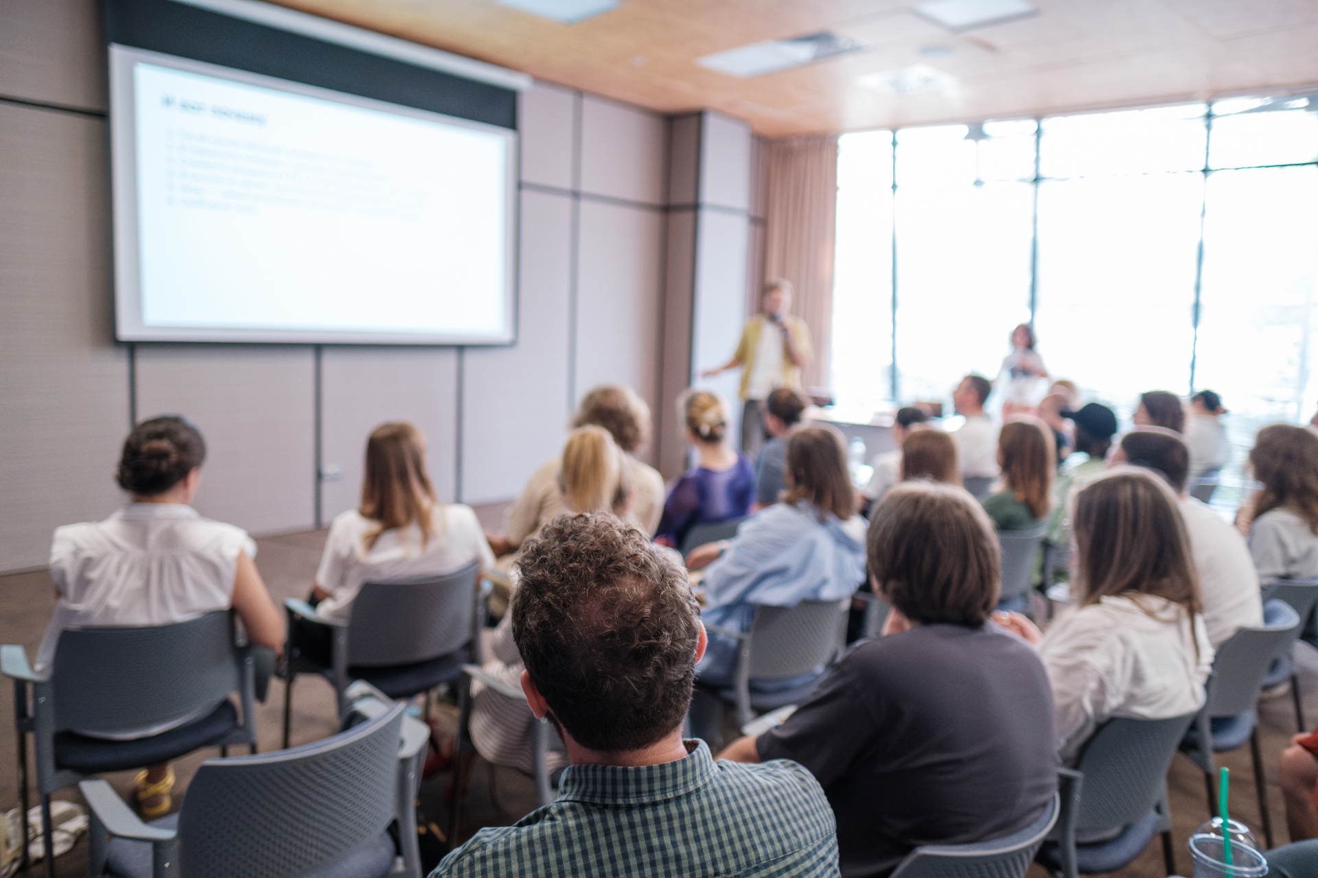 Teilnehmende in einem KI-Seminar verfolgen eine Präsentation